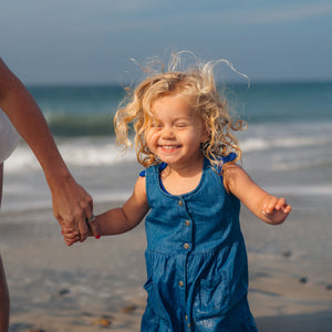 kids mineral sunscreen face stick SPF 35 kid on the beach